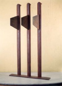 Jorge Arxé: Atalaya vigilante (1985). Acero cortén (219 x 35 x 14 cm) (sobre base o pletina de 0,6 x 40 x 25 cm)